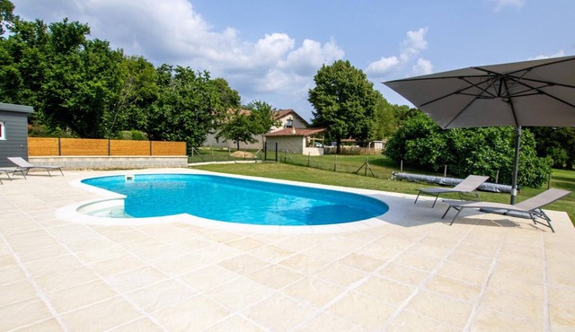 Spacious house with pool and private pond, near Brantôme
