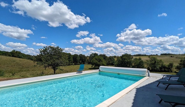 Spacious house with private pool, air conditioning, Wi-Fi, pets allowed and parking