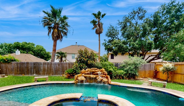 Spacious house with private pool & Movie room