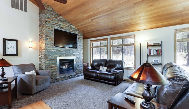 Spacious house with shared hot tub & pool, SHARC access, and private gas grill
