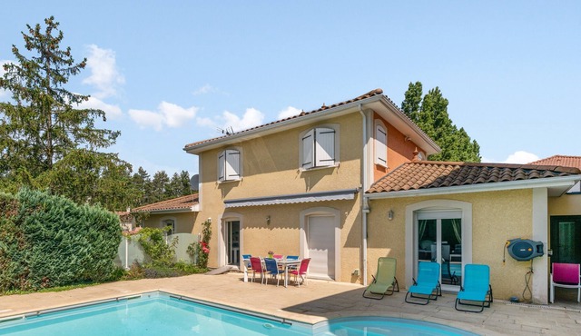 Spacious house with swimming pool near Lyon - Welkeys