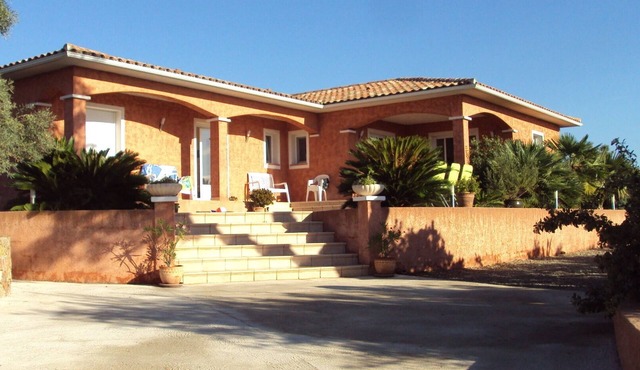 Spacious house with swimming pool near beaches and rivers