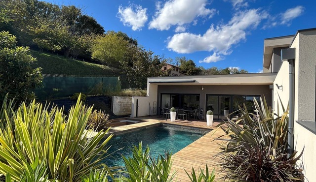 Spacious house with swimming pool near Canal du Midi