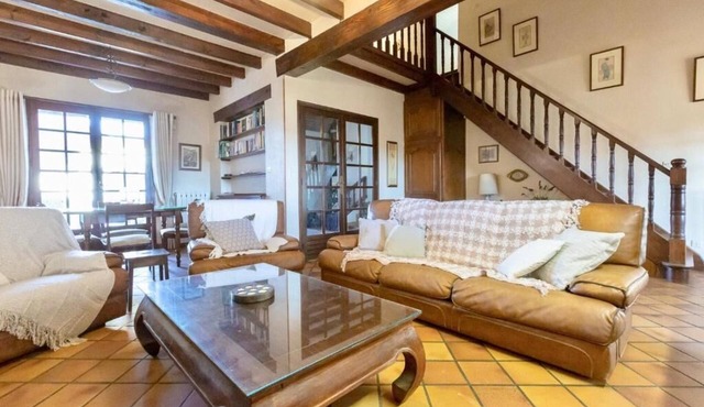 Spacious house with unoverlooked pool