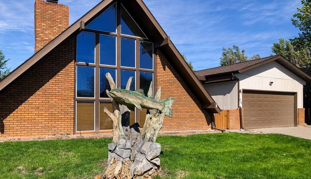 Spacious house with free wifi, Smart TVs + private hot tub