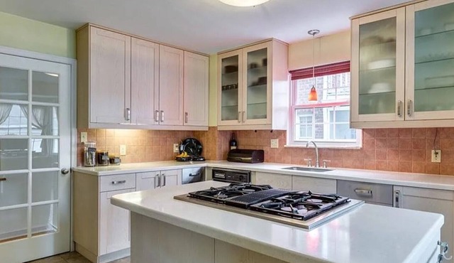 Spacious house with WiFi and AC in peaceful Euclid