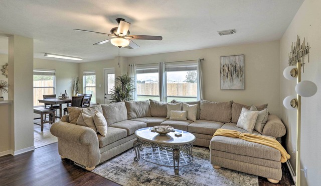 Spacious Houston Home ~ 22 Mi to Downtown!