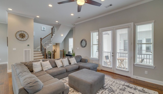 Spacious Houston Townhome ~ 5 Mi to Downtown!