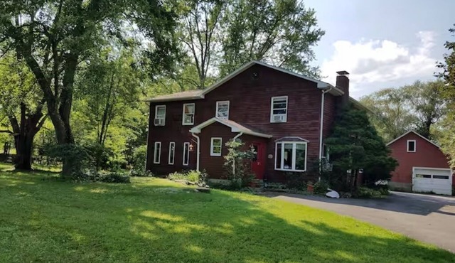 Spacious Hudson Valley retreat. Relax by the fire and enjoy the wildlife.