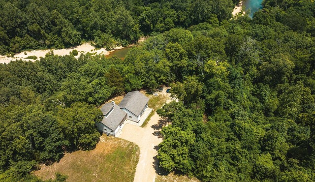 Spacious hunting lodge hideaway with stunning views and Private River Access