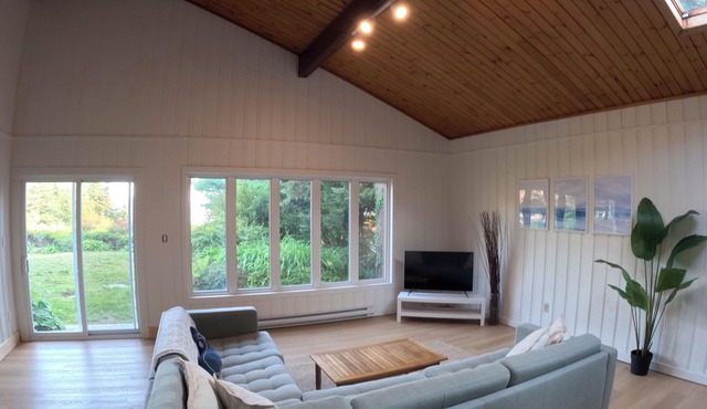 Spacious Hunts Point cottage. Fenced garden/pet-friendly. Seconds walk to beach!