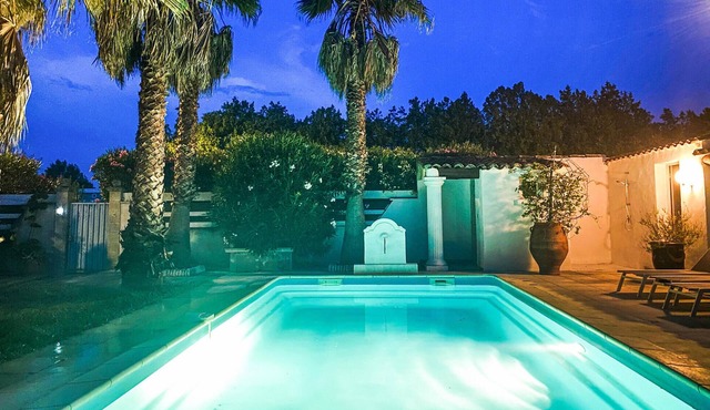 Spacious, idyllic vacation home with pretty outdoor area and great pool. in Mollégès