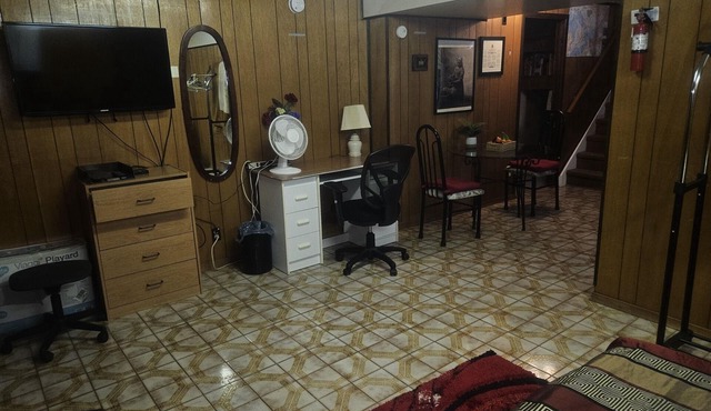 SPACIOUS, INDEPENDENT ONE BEDROOM SUITE 10 MINUTES FROM YYZ PEARSON AIRPORT.