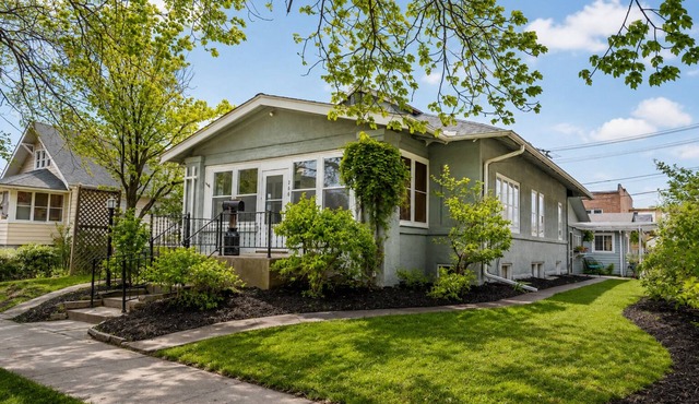 Spacious Indianola home sleeping 10+ with a game room, kids’ playroom, workspace, and walkable access to the square, dining, and Simpson College.