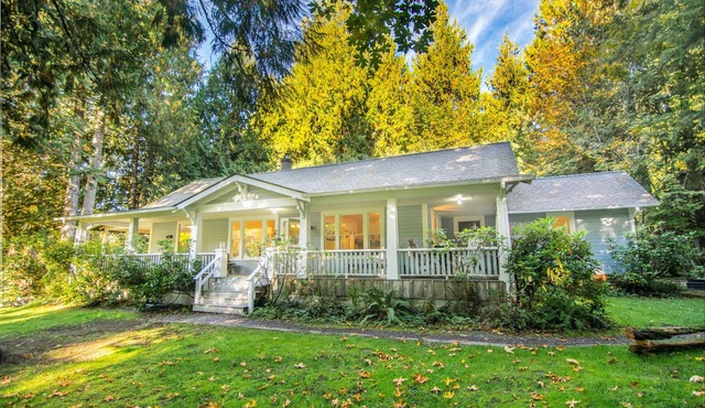 Spacious Inn: 3 Suites (each with bthrm), Living & Dining Rm, Kitchen, Hottub