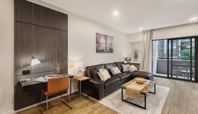 Spacious Inner city Stay with King Bed and Balcony