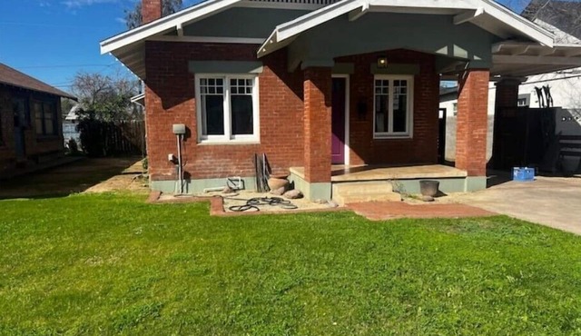 Spacious & Inviting Bungalow near Downtownn