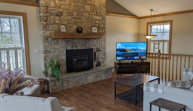 Spacious Island Apartment Above Biergarten Bar