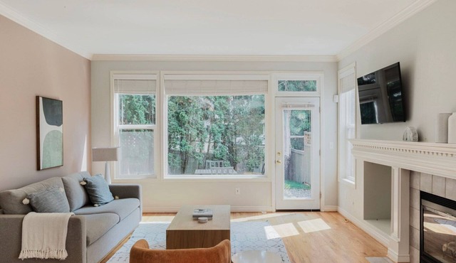 Spacious Issaquah 5BR w/Balcony, Laundry & Parking, by Blueground