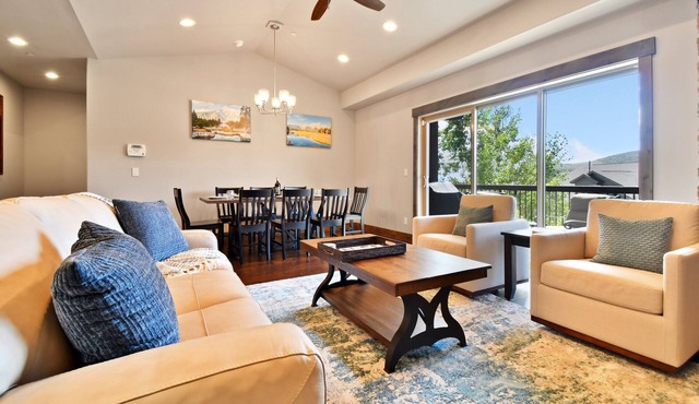 Spacious Jordanelle Retreat, Minutes to Deer Valley and Park City, Private Hot Tub, Mountain View