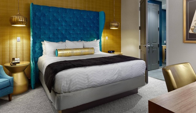 Spacious Junior Living Room -Outdoor Pool -Gym -Restaurants -Airport Shuttle