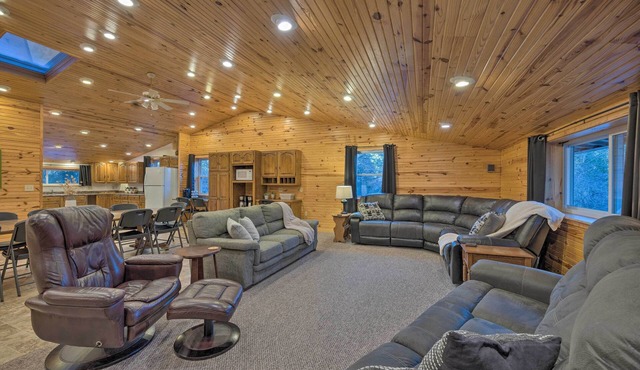Spacious Kansas Retreat: On-Site Disc Golf!