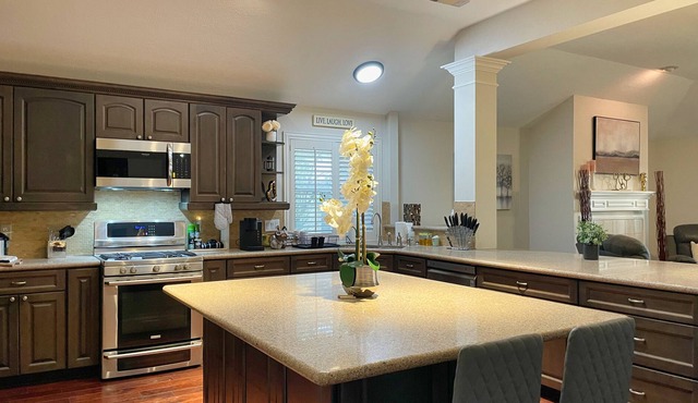 Spacious Katy near Houston IH-10 70inTV 3 Desks Work Business Sleeps 16 Hwy99