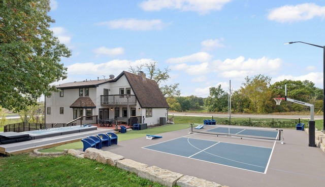 Spacious KC Home - Pickleball, Mini Golf, Gym, Luxurious Bathrooms, Swim Spa