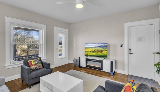 Spacious KC Stay: 2 Bedrooms Near Stadiums, BBQ, Jazz & Fountains!