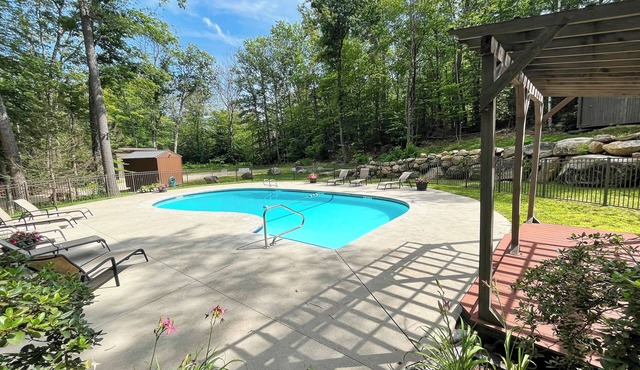 Spacious Kearsarge Woods Unit w Association Pool & Tennis 2 Mins to Downtown