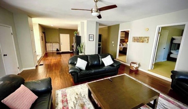 Spacious kid friendly apt near East Aurora