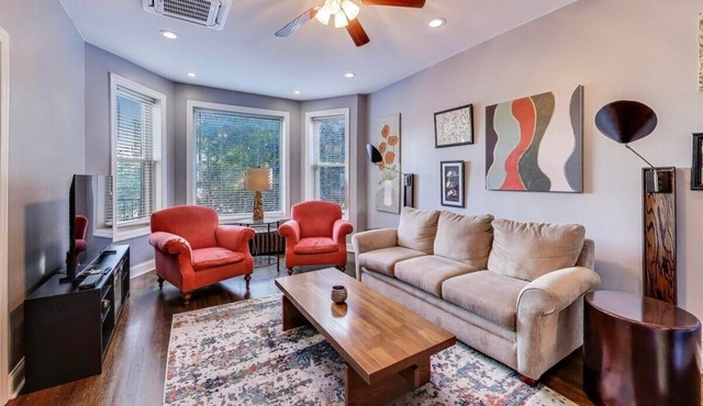 Spacious King 1BD Top Floor Walkable Edgewater