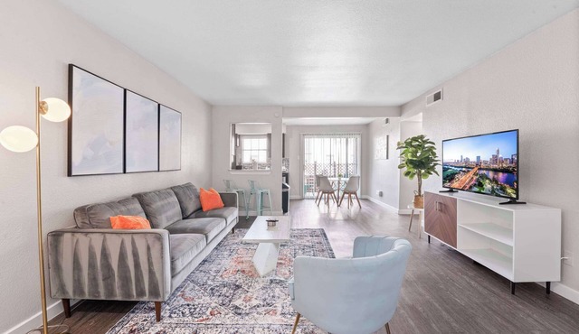 Spacious King Bed 2BR Suite, 5 Min to DT w/pool