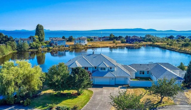 Spacious King Bedroom plus a Sunny Queen bedroom with Great Views