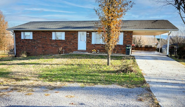 Spacious! King beds! Fenced backyard! Dollywood 25 min. 5 beds 2.5 baths!