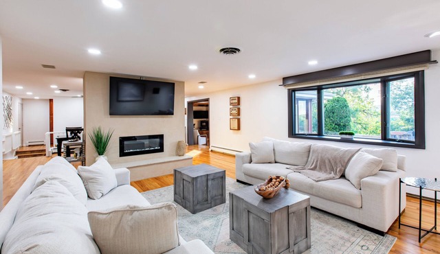 Spacious ~ King Beds ~ Pool ~ Spa~ Mountain View’s