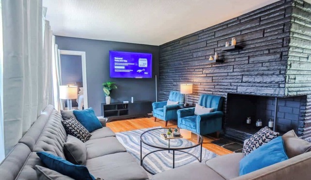 Spacious King Games Fire Pit 5 Min to Zoo!