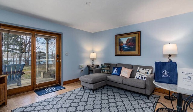 Spacious King Lakefront Suite, Walk-In Entry, Cmty Hot Tub, Dog Friendly, Free Tickets