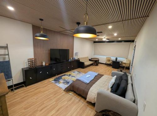 Spacious King Pull Out Suite Beamsville