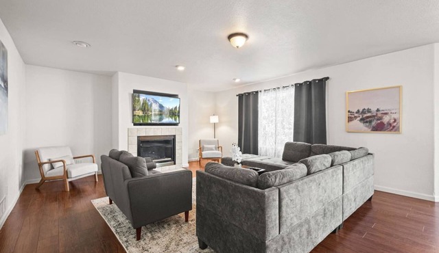 Spacious King & Queen SIX bedroom! Great Location!