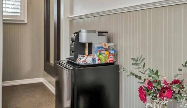 Spacious King Room in Historic Craftsman Style Home Near Calistoga Wineries