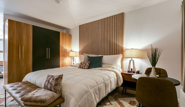 Spacious King Room with Modern Comforts – Ideal for Relaxing Getaways!