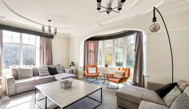 Spacious king-size suite in Manchester with a private garden, free driveway parking, and ultra-fast WiFi. Ideal for families, professionals, and short or long stays, with easy access to Manchester public transport, shops, and local attractions.