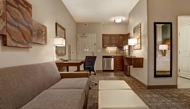 Spacious King Studio w/Full Kitchen in KS
