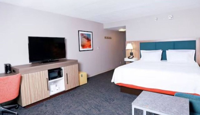 Spacious King Studio Suite w/Whirlpool & Sofa Bed