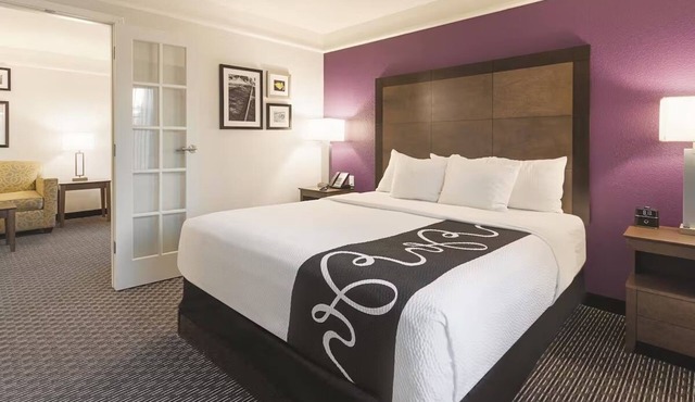 Spacious King Suite at La Quinta Inns & Suites, Relaxing Pool, Near Golf Courses