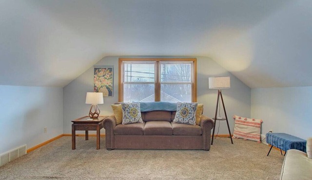 Spacious King Suite near Hall of Fame/Hwy/Airport