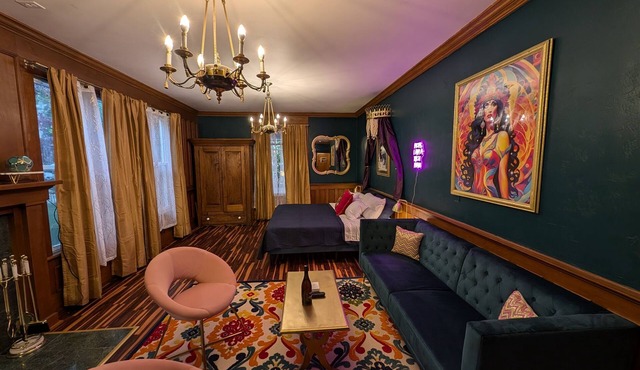 Spacious King Suite! Cher inspired unit.