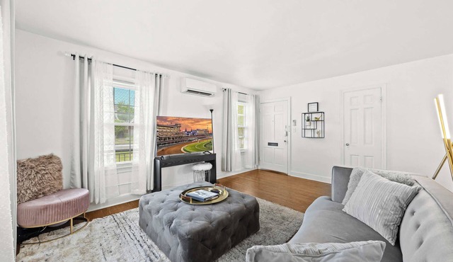 Spacious king suite close to Churchill Downs!