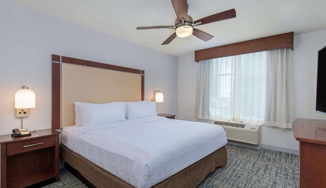 Spacious King Suites! 3 Pet Friendly Units w/Free Breakfast, Pool & Gym!